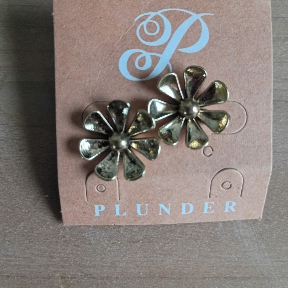 Plunder Gold Petal Daisy Clip Earrings